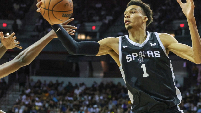  文班亚马隔扣戈贝尔，马刺客场击败森林狼