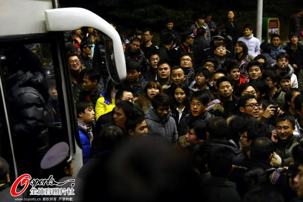  圣埃蒂安德比战惨遭绝杀，球迷冲突导致比赛中断  